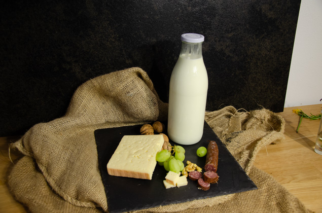 Milch und Wurst aus dem Hofladen Schöppl