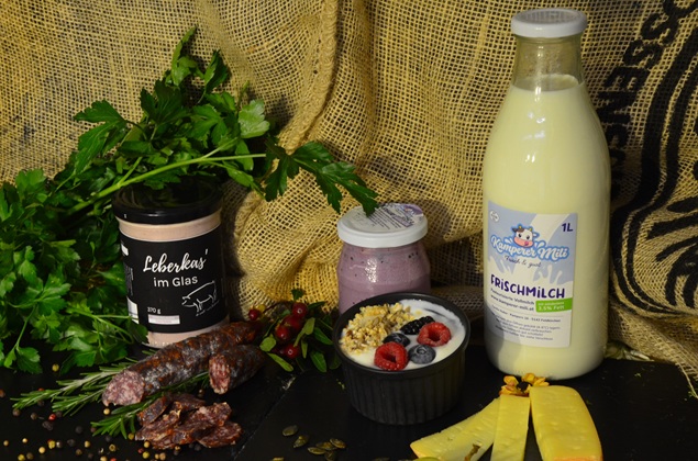 Milch und Wurst aus dem Hofladen Schöppl